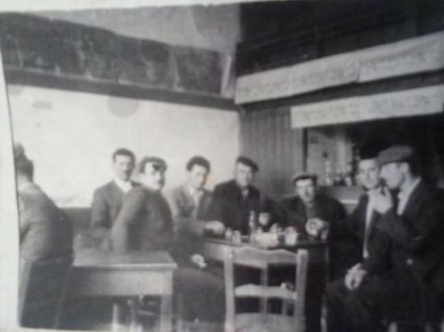 η «ελίτ» της Νέας Βύσσας. Το 1960 το καφενείο πουλήθηκε στον Αναστάσιο Δοβρίδη και με τα χρήματα αυτά ο γιός του Τακίδη αγόρασε το πρώτο ταξί της Νέας Βύσσας.