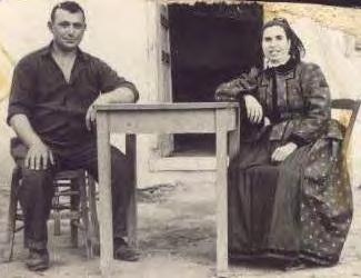 Εικόνα 2. Ο Αναστάσιος Ασμανίδης μαζί με την γυναίκα του μπροστά στο μαγαζί τους. Αρχείο Χρύσας Ασμανίδου.