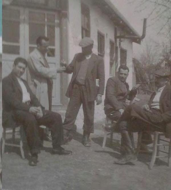 Σταύρος Γοδόσης Ξεκίνησε να λειτουργεί το 1933 αρχικά ως υφασματοπωλείο. Κατά την περίοδο της κατοχής, εξελίχθηκε σε καφενείο, όπου παίζανε και χαρτιά.