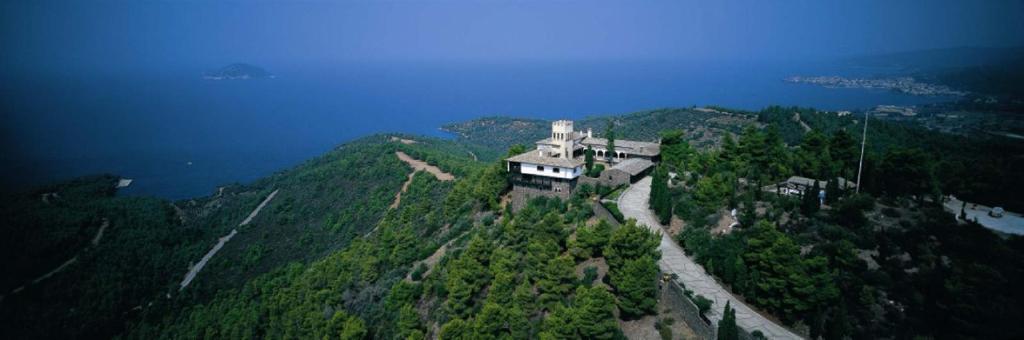 Η μοναδικι Βίλα Γαλινθ, ςφμβολο του Κτιματοσ Ρόρτο Καρράσ, ανοίγει τισ πόρτεσ τθσ για να ςασ ταξιδζψει ςε μια άλλθ εποχι.