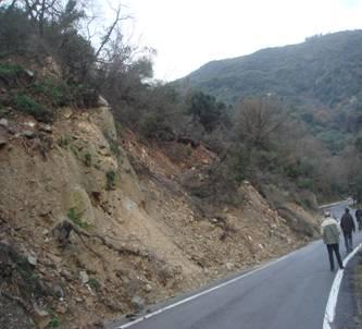 Καθαρισμός πρανών και άρση καταπτώσεων σε δρόμους της ευρύτερης περιοχής.