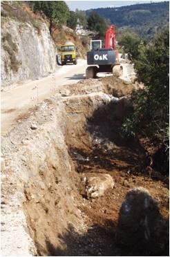 καταπτώσεων καθώς και κατασκευή επενδεδυμένης τάφρου μήκους 1.