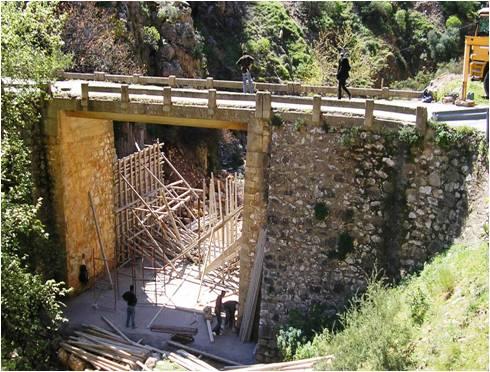 Σαμωνάς Κατοχώρι. Ν.Χωριό Ραμνή. Επίσης γίνεται ανακατασκευή της γέφυρας στη θέση Μαχαιροί (φωτ.4).
