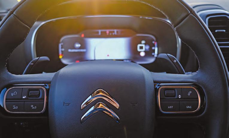 ενισχυμένα αφρώδη καθίσματα Advanced Comfort, την προσεγμένη ηχομόνωση με ειδικά 
