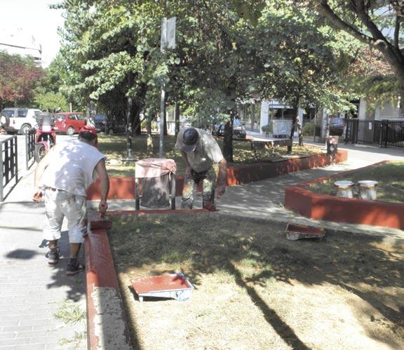 Πιο συγκεκριμένα: Έγιναν εκτεταμένοι και αλλεπάλληλοι χρωματισμοί όλων των κοινοχρήστων χώρων (πλατείες, τοιχία, σκάλες κ.ά.).