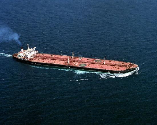 Δεξαμενόπλοια 1/2 Τα πλοία αυτά είναι σχεδιασμένα να μεταφέρουν υγρά φορτία, όπως προϊόντα πετρελαίου,