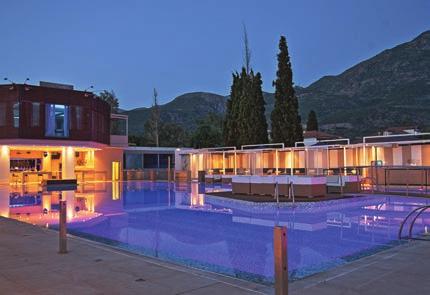 ιδιαίτερα και ξεχωριστά πιάτα, το Elite Beach Bar στην ιδιωτική παραλία του ξενοδοχείου, όπου μπορείτε να χαλαρώσετε πίνοντας κάποιο ποτό ή κοκτέιλ, το Elite Aqua Club στον περιβάλλοντα χώρο γύρω από
