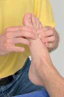 98 14 Αρθρώσεις των Άκρων γ) Ξεχωριστές κινήσεις των μεσομετατάρσιων αρθρώσεων: Ο θεραπευτής γονατίζει στο ένα του γόνατο στην άκρη του κρεβατιού.