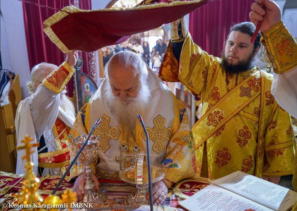 Ὅμως ὁ ἱερός εὐαγγελιστής ἀνα φέρεται καί σέ κάποιους ἄλλους. Ἀναφέ ρε ται σέ κάποιους πού ἐνο χλοῦνται ἀπό τήν ἐπιλογή τοῦ Χρι στοῦ νά μείνει στήν οἰκία τοῦ Ζακχαίου.