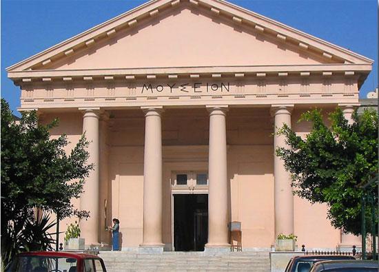 πολιτείας, των συλλογικοτήτων και των θεσμών, δηλαδή του «εμείς». Πραγματοποιεί δηλαδή μια προσωπική διαδρομή με όρους ατομικής εποποιίας και ευποιίας στην υπηρεσία του κοινού αγαθού.