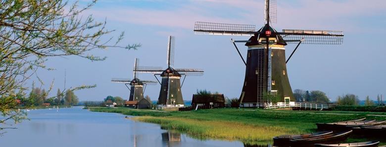 Άμστερνταμ, η πιο γραφική, πολύχρωμη και ελεύθερη πόλη της Ευρώπης, με τα δεκάδες κανάλια και τις αμέτρητες χαριτωμένες γέφυρες, τα υπέροχα ολλανδικού ρυθμού σπίτια με τις στενές κλιμακωτές