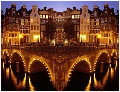Το Άμστερνταμ θεμελιώθηκε τον 13ο αιώνα γύρω από ένα ημικυκλικό ανάχωμα (dam) στις εκβολές του ποταμού Άμστελ, - εξού και το όνομα του Amstelledamme που αργότερα τροποποιήθηκε σε Amsterdam με σκοπό