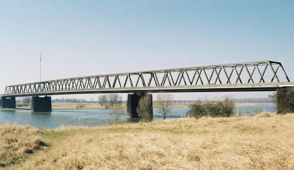 66 Δηλαδή για την επιλογή στηθαίων ασφαλείας στις οριογραμμές μιας γέφυρας πρέπει να λαμβάνεται υπόψη το είδος των εμποδίων κάτω από
