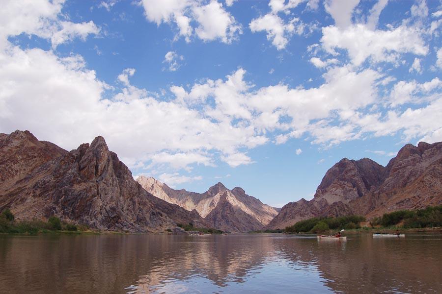 Ποτάμια Από το Drakensberg πηγάζει το μεγαλύτερο ποτάμι της Νότιας Αφρικής ο Οράγγης ποταμός