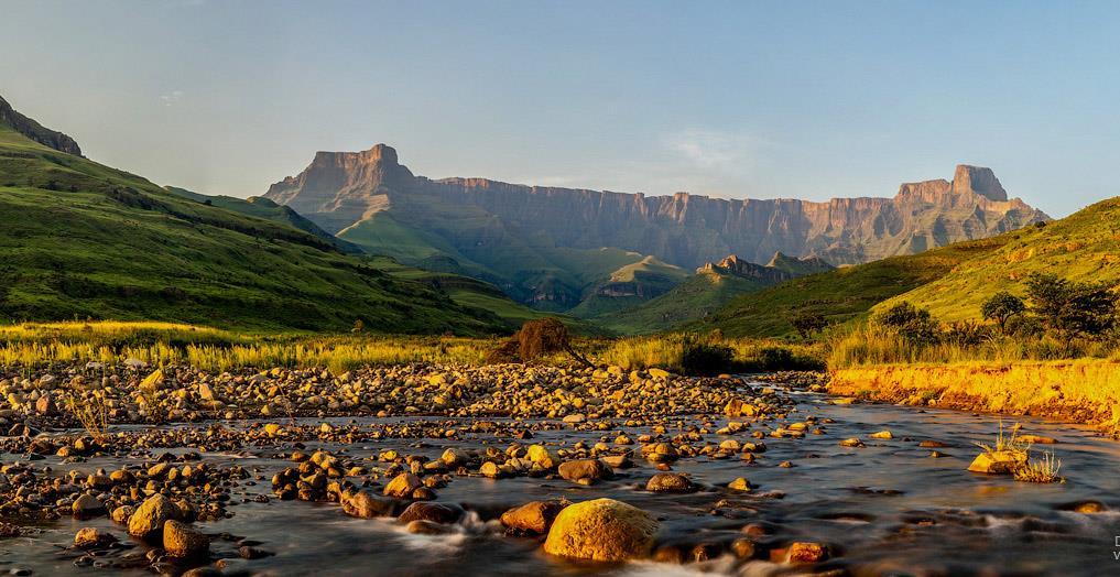 Το ορεινό σύμπλεγμα του Dragensberg δεν θυμίζει τις υπόλοιπες οροσειρές του κόσμου.