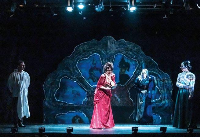 Θέατρο/Theatre 25/06 Ο καιρός των χρυσανθέμων βασισμένο στο μυθιστόρημα του Μάνου Ελευθερίου 19 Το χειμώνα του 1896 στην Ερμούπολη που βαδίζει προς την δύση της ένδοξης ιστορίας της, καταφθάνει ο
