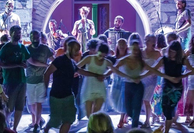 22 έως 27/07 Μουσική/Music 36 8 ο Φεστιβάλ Ακορντεόν Σύρου Το Φεστιβάλ Ακορντεόν Σύρου είναι ένα ζωντανό πλάσμα... εξελίσσεται... ομορφαίνει... δυναμώνει... έχει πάρει το δρόμο του και ταξιδεύει.