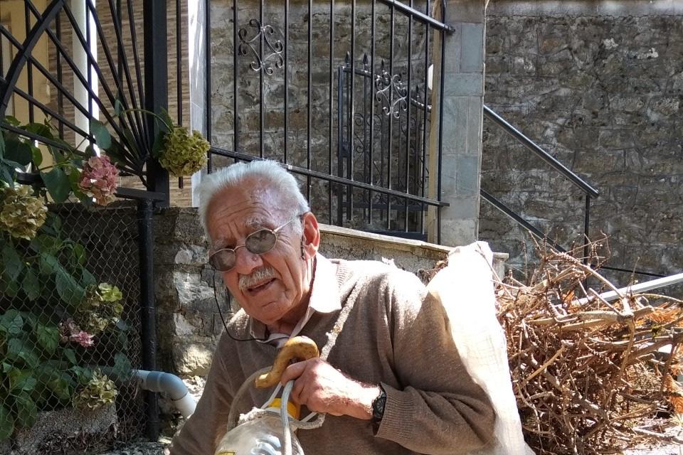 Την επόµενη 16 του µηνός έγινε η κηδεία του µε τη συµµετοχή πολλών χωριανών φίλων και γνωστών που ξεπέρασαν τα 300 άτοµα καθότι ήταν και 15 Αύγουστο.