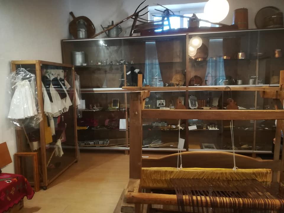 16 ΤΑ ΧΡΟΝΙΚΑ ΤΗΣ ΝΕΡΑΪ ΑΣ ΟΛΟΠΩΝ ΣΕΠΤΕΜΒΙΟΣ 2018 Καθαρισµός δρόµου Νεράιδα - Σαραντάπορα από κλαδιά πράβο στους χωριανούς μας (Μπάμπη και Κώστα) που το καλοκαίρι έκοψαν πολλά κλαδιά Μ δέντρων που
