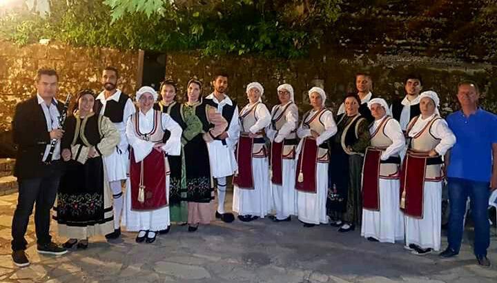Το έργο αποτελεί µια απάντηση της Τέχνης του Θεάτρου και αντανακλά την αντίδραση των καλλιτεχνών σε αυτό που βιώνουν οι Έλληνες ΤΟ ΝΕΟ Δ.Σ.