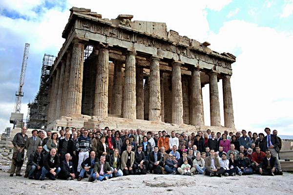 Ανταπόκριση από το 2nd Solar Orbiter Workshop 2nd Solar Orbiter Workshop Athens, Greece, 16-20 October 2006 Εικόνα 1. Οι σύνεδροι υπό την σκιά της Ακρόπολης.