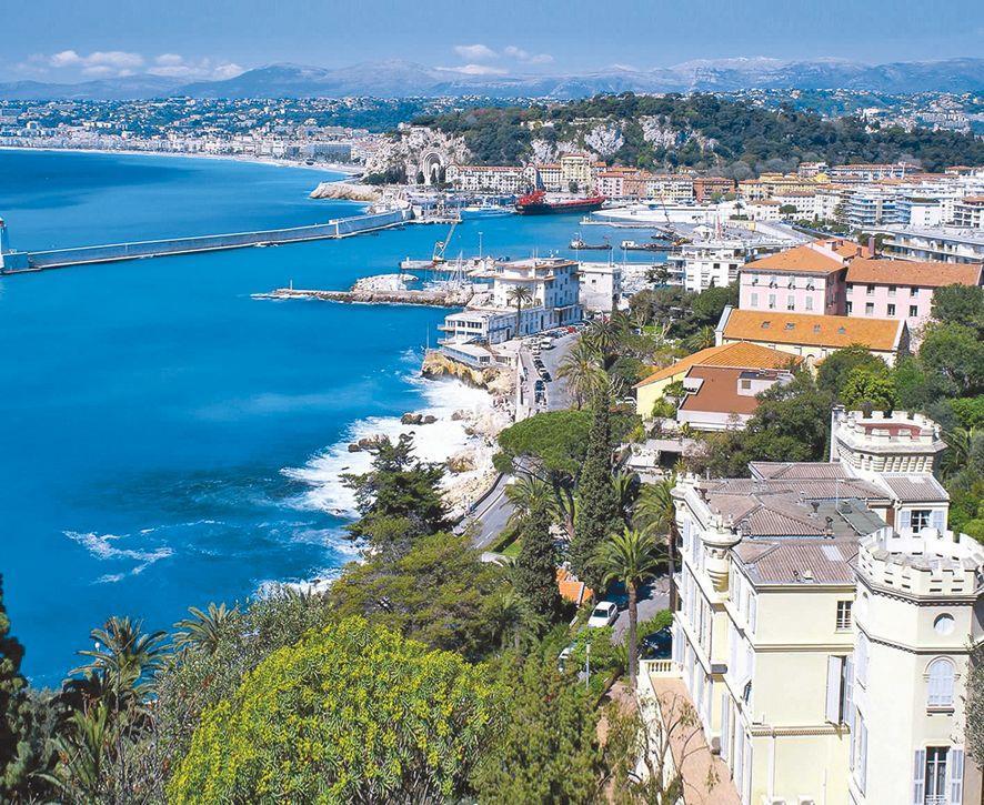 Είναι κομψή και δημοφιλής πόλη, ζωντανή και χαρούμενη, υπερήφανη για το παρελθόν και το παρόν της.