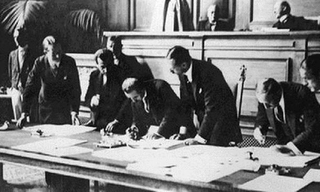 Η ΣΥΝΘΗΚΗ ΤΗΣ ΛΩΖΑΝΗΣ ΑΡΧΕΣ 20 ου ΑΙΩΝΑ Η Συνθήκη της Λωζάνης ήταν συνθήκη ειρήνης που έθεσε τα όρια της σύγχρονης Τουρκίας.