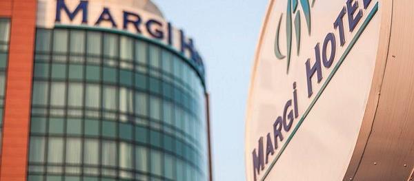 Το μοντέρνο Margi Hotel είναι σε απόσταση 3 χλμ από το κέντρο της