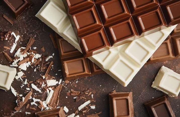 Η ποιότητα Σισίννι και σε σοκολάτα, αποκλειστικά για χρήση στη ζαχαροπλαστική. Διατίθενται σε πλάκες μισού και ενός κιλού και συσκευάζονται σε κούτες 10 και 20 κιλών αντίστοιχα.