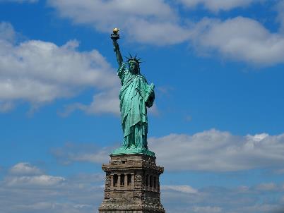 εσείς το ξέρατε; Το άγαλμα της ελευθερίας Το άγαλμα της ελευθερίας είναι ψηλό άγαλμα, το οποίο εικονίζει την ελευθερία ως γυναικεία μορφή, να κρατά στο υψωμένο δεξί της χέρι πυρσό και στο αριστερό
