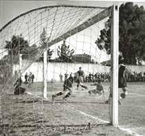 Με άδεια του συγγραφέα δημοσιεύουμε σε κάθε τεύχος του ενημερωτικού μας δελτίου κάποιες από αυτές τις φωτογραφίες. Το 1948, το ΑΠΟΕΛ κατέκτησε για δεύτερη συνεχή χρονιά το πρωτάθλημα.