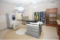 MRI: Η Μαγνητική Τομογραφία (MRI) χρησιμοποιεί μαγνητικά πεδία και ραδιοκύματα για να δημιουργήσει μια σειρά λεπτομερών εικόνων των ιστών του σώματος.