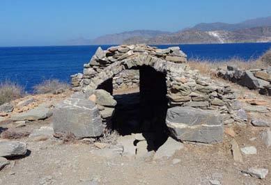 Συγκεκριμένα, η ανασκαφη που διενεργήθηκε στην Ψείρα από το 1986 έως και το 1995 αποκάλυψε σημαντική εγκατάσταση με κινστέρνα, που χρονολογείται στο τέλος του 6ου/αρχές 7ου έως και τον 9ο αιώνα