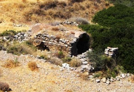 ΝΑΤΑΛΙΑ ΠΟΥΛΟΥ ΑΝΑΣΤΑΣΙΟΣ ΤΑΝΤΣΗΣ 3 Εικ. 3. Η κινστέρνα στη θέση Λούτρες του Μόχλου Σητείας (φωτογραφία: Ν. Πούλου).