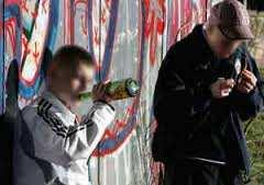 Προβλήµατα στην οικογένεια και την κοινότητα Οι έφηβοι που καταναλώνουν αλκοόλ στην πρώιμη εφηβική ηλικία: Εντάσσονται