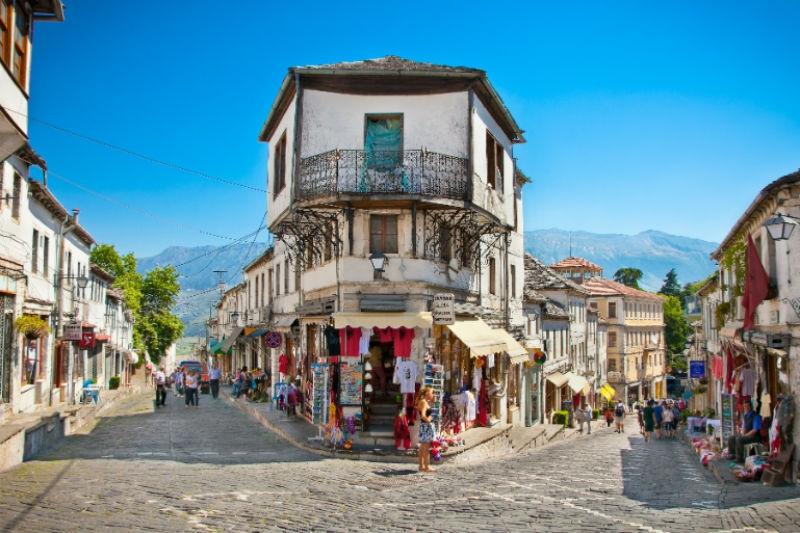 De oude stad Gjirokaster is de geboortestad van Enver Hoxha en heeft tijdens het bewind van Hoxha het label museumstad toegewezen gekregen.