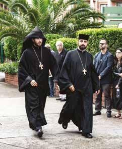 Στο Σύδνεϋ ήρθαν επίσης εκπρόσωποι Ενοριών-Κοινοτήτων, πολιτικοί, παράγοντες της ομογένειας και πιστοί από διάφορα σημεία της χώρας, προκειμένου να παραστούν στην κηδεία του Αρχιεπισκόπου.