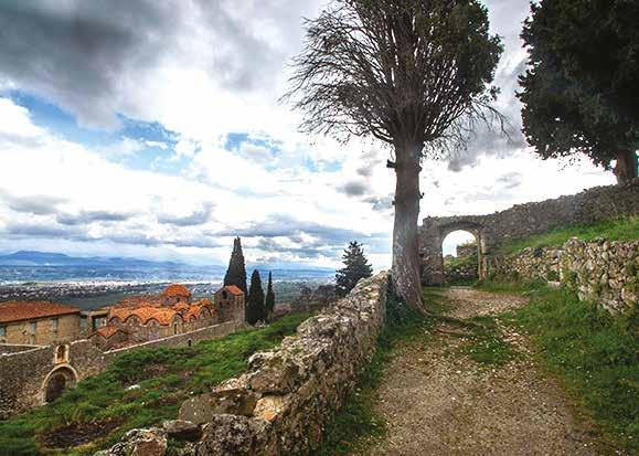 Η ίδρυσή της συνδέεται με την πρώτη άλωση της Κωνσταντινούπολης από τους Σταυροφόρους και τον κατακερματισμό της Βυζαντινής Αυτοκρατορίας στις αρχές του 13ου αιώνα.