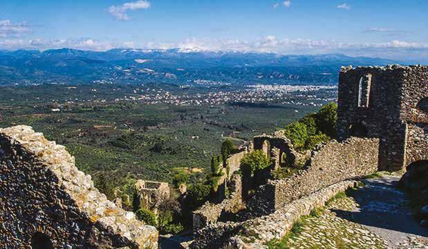 Στην πλατεία του ομώνυμου χωριού, λιγοστά καφενεία και ταβέρνες εξυπηρετούν τους περαστικούς. Όμως, τον τελευταίο χρόνο ο Μυστράς γίνεται αυτόνομος προορισμός.