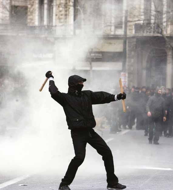 «Μας έχουν κάνει πολύ καλό τα νέα ξενοδοχεία», λέει η Νατάσσα Ηλιάδη, που εργάζεται στην υποδοχή των Κατοικιών Μαζαράκη. «Δεν τους βλέπουμε ανταγωνιστικά, ο ένας φέρνει τον άλλο.