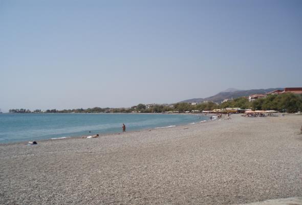 ΨΑΝΗ ΚΑΙ ΓΡΙΜΠΟΒΟ ΑΝ ΓΙΑ ΚΆΤΙ ΞΕΧΩΡΙΖΟΥΝ ΟΙ ΔΥΟ ΠΑΡΑΛΙΕΣ ΤΗΣ ΠΟΛΗΣ ΤΟ ΓΡΙΜΠΟΒΟ ΑΝΑΤΟΛΙΚΆ ΚΑΙ Η ΨΑΝΗ ΔΥΤΙΚΆ, ΕΊΝΑΙ ΓΙΑ ΤΑ ΑΙΩΝΌΒΙΑ ΠΛΑΤΆΝΙΑ ΤΟΥΣ, ΔΙΠΛΑ ΣΤΟ ΚΎΜΑ.