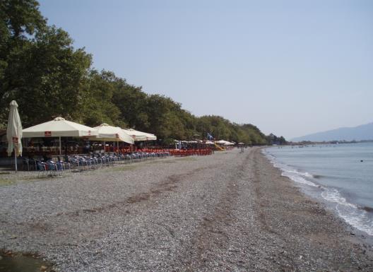 ΣΗΜΕΊΟ ΞΕΚΟΥΡΑΣΗΣ ΚΑΙ ΠΕΡΙΠΆΤΟΥ ΓΙΑ ΤΟΥΣ ΜΕΓΆΛΟΥΣ ΑΛΛΑ ΚΑΙ ΑΤΈΛΕΙΩΤΟΥ ΠΑΙΧΝΙΔΙΟΥ ΓΙΑ ΤΟΥΣ ΜΙΚΡΟΥΣ, ΟΙ ΔΥΟ ΠΑΡΑΛΙΕΣ ΤΗΣ ΠΟΛΗΣ ΠΟΥ ΤΟΥΣ ΚΑΛΟΚΑΙΡΙΝΟΥΣ ΜΗΝΕΣ ΠΕΖΟΔΡΟΜΟΥΝΤΑΙ ΑΠΟΤΕΛΟΥΝ