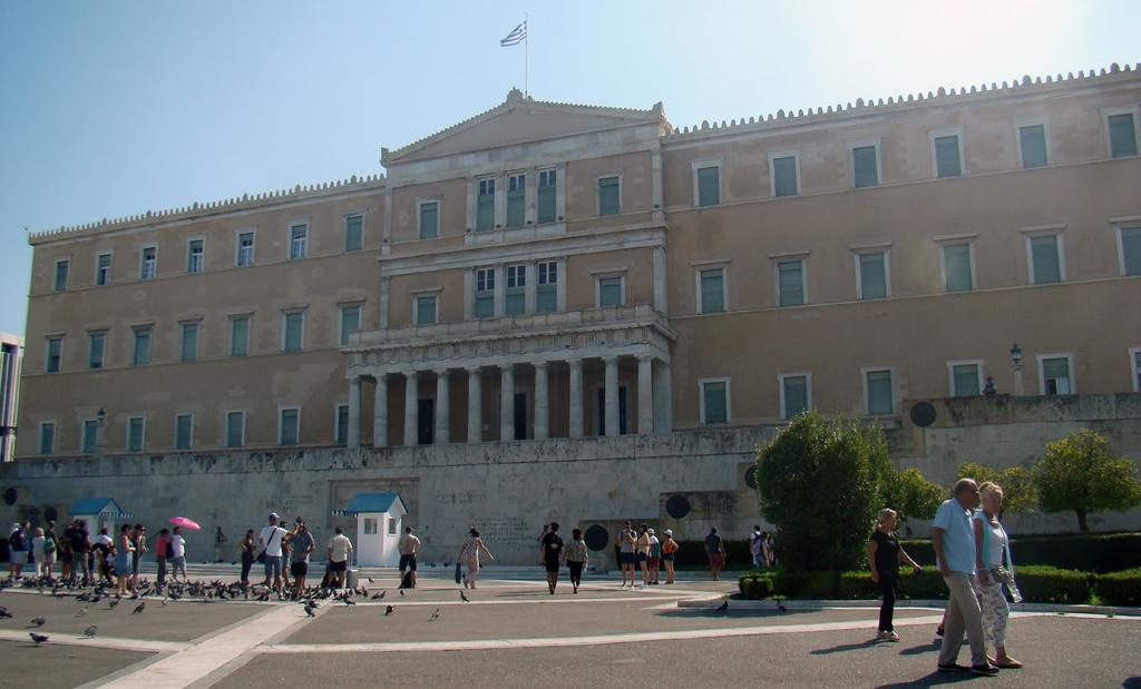 3 Πλατεία Συντάγματος, Μνημείο Άγνωστου Στρατιώτη