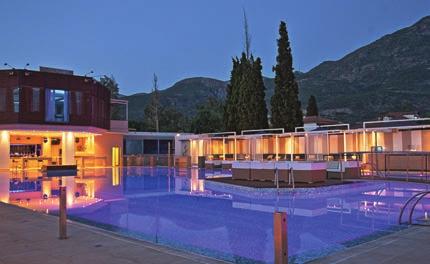 ιδιαίτερα και ξεχωριστά πιάτα, το Elite Beach Bar στην ιδιωτική παραλία του ξενοδοχείου, όπου μπορείτε να χαλαρώσετε πίνοντας κάποιο ποτό ή κοκτέιλ, το Elite Aqua Club στον περιβάλλοντα χώρο γύρω από