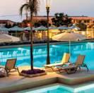 μακριά από την παραλία του Πλατανιά, το Porto Platanias Village Resort είναι ένα συγκρότημα που θυμίζει χωριό, με λιθόστρωτα μονοπάτια, κήπους και υπέροχη πισίνα.