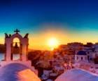 Η Σαντορίνη είναι το μόνο σύμπλεγμα νησιών στο οποίο οι οικισμοί δεν έχουν κτιστεί στο επίπεδο της θάλασσας, αλλά στις άκρες των εσωτερικών τοιχωμάτων της Καλντέρας.