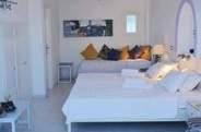OKEANIS BEACH ΜΟΝΟΛΙΘΟΣ 4 MELINA ΦΗΡΑ 3 STAVROS VILLAS ΚΑΡΤΕΡΆΔΟΣ Το ανακαινισμένο Okeanis Beach βρίσκεται στην παραλία του Μονολίθου, διαθέτει
