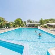 Διαθέτει 72 δωμάτια, όλα με A/C, Μπαλκόνι, T/V, ψυγείο και όλες τις ανέσεις.