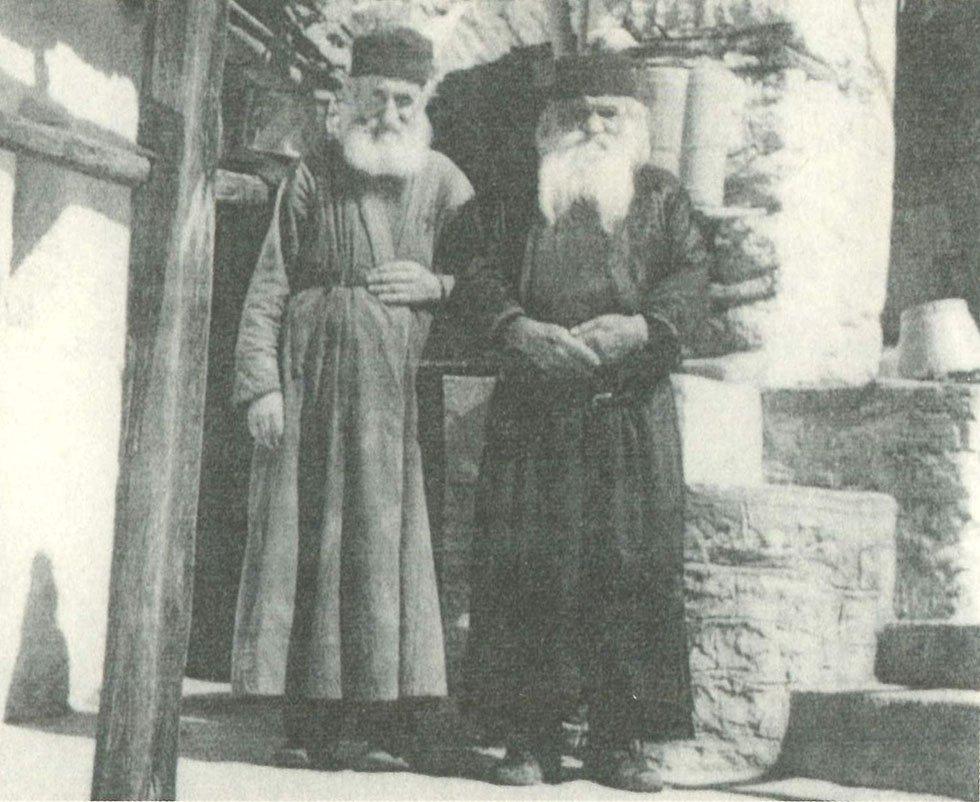 Ο μακάριος Γέροντας Χριστόδουλος Κατουνακιώτης (δεξιά), με τον εκλεκτό υποτακτικό του μο Γεννήθηκε στη Λαμία το 1894 ο κατά κόσμον Χρηστός Κοντονικολός.