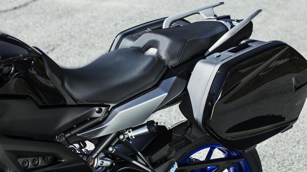 Βελτιωμένη εργονομία και προστασία από τον άνεμο Η έκδοση GT της κορυφαίας μοτοσυκλέτας Sport Tourer της Yamaha περιλαμβάνει μια σειρά αναβαθμίσεων που έχουν σχεδιαστεί για να εξασφαλίζουν υψηλότερα